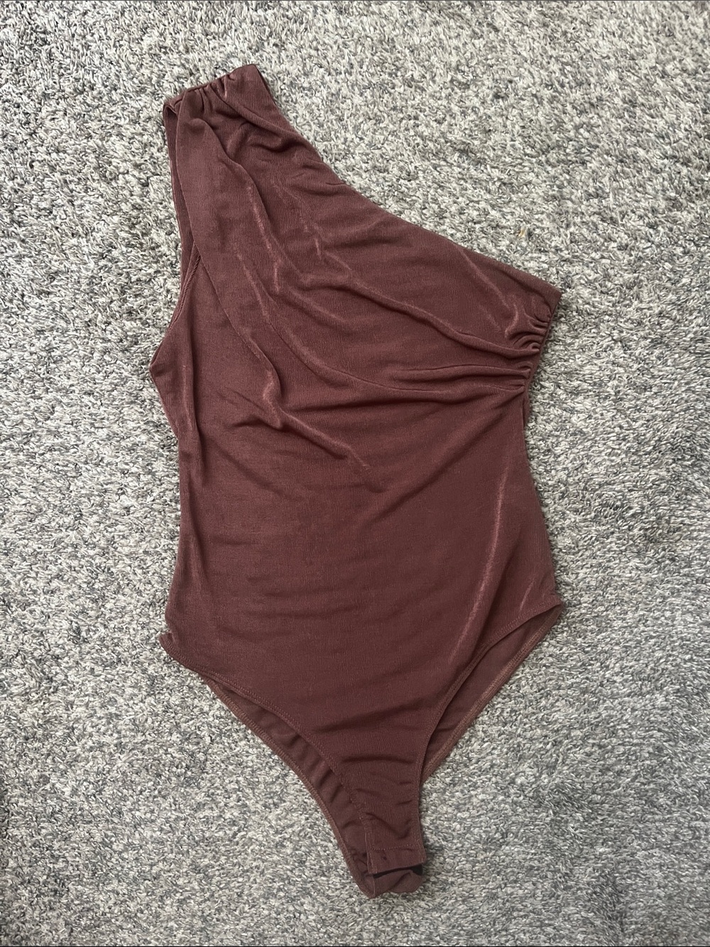 entro One-Shoulder Ribbed Bodysuit in Mauve Brown